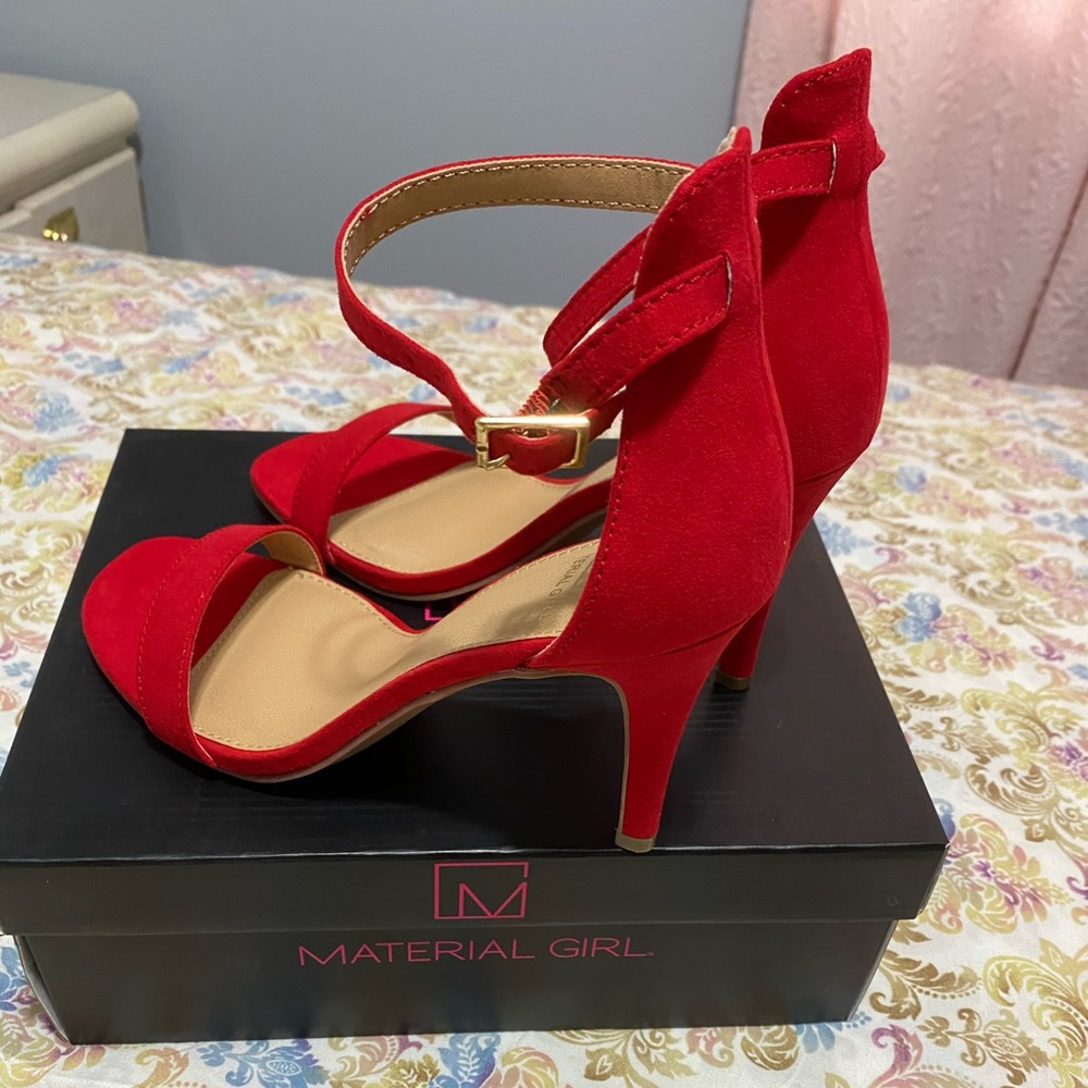 Red Heels Size 8 - Picture 4 of 7